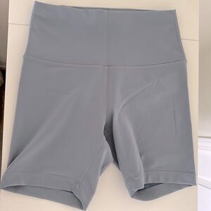 Lululemon Wonder Train 6’ Short in size 6